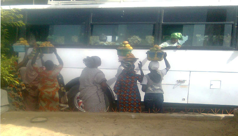 Article : Pout, ses vendeuses de fruits et sa richesse naturelle